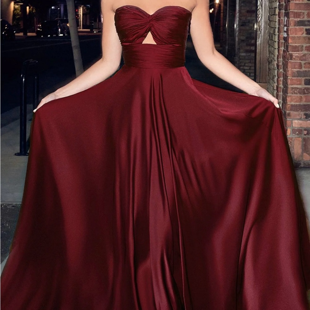 Elegant Burgundy Strapless Gown